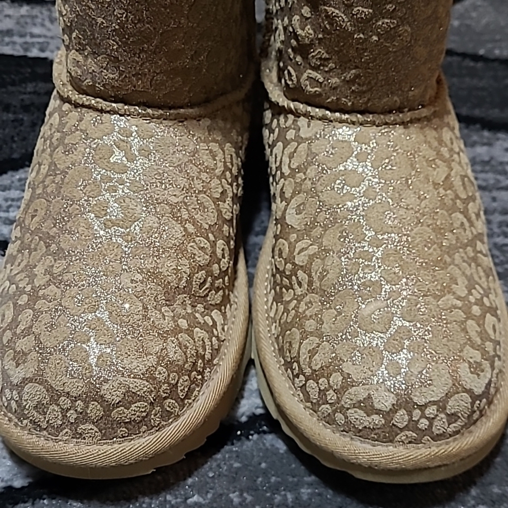 UGG GLITTER SNOW LEOPARD PRINT CLASSIC SHORT CHESTNUT BOOTS - Picture 12 of 15